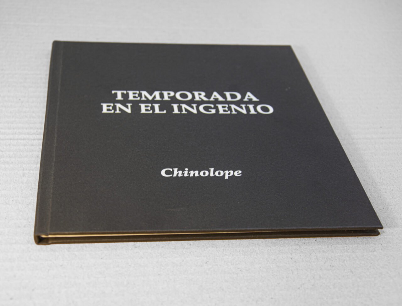 Ejemplar cerrado de «Una temporada en el ingenio», de Chinolope, con tapa negra y el título en letras blancas.