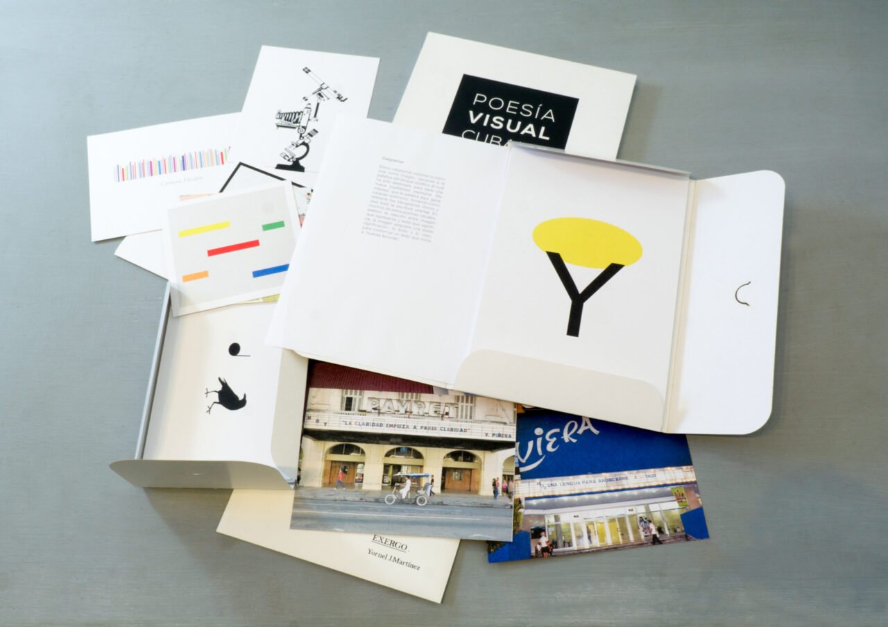 Caja abierta de Ediciones Asterisco con postales y tarjetas sueltas, entre ellas una que dice «Poesía Visual» y otra con una Y amarilla.