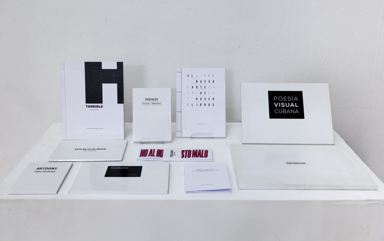 Varias publicaciones de Ediciones Asterisco de pie sobre una mesa blanca, entre ellas «H terrible» y «El nuevo arte de hacer libros».